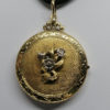 Pendentif or jaune, double porte-photo, guilloché et diamants, vers 1920. – Image 2