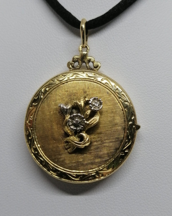 Pendentif or jaune, double porte-photo, guilloché et diamants, vers 1920. – Image 2