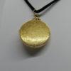 Pendentif or jaune, double porte-photo, guilloché et diamants, vers 1920. – Image 4