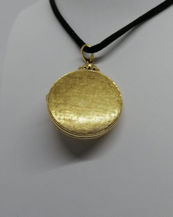 Pendentif or jaune, double porte-photo, guilloché et diamants, vers 1920. – Image 4