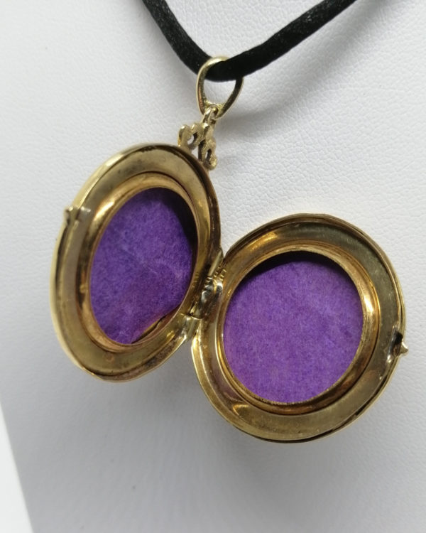 Pendentif or jaune, double porte-photo, guilloché et diamants, vers 1920. – Image 5