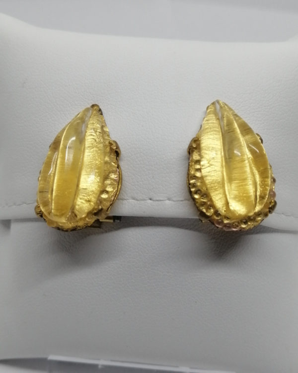 Boucles d'oreilles clip, avec cabochon de verre sur fond doré.