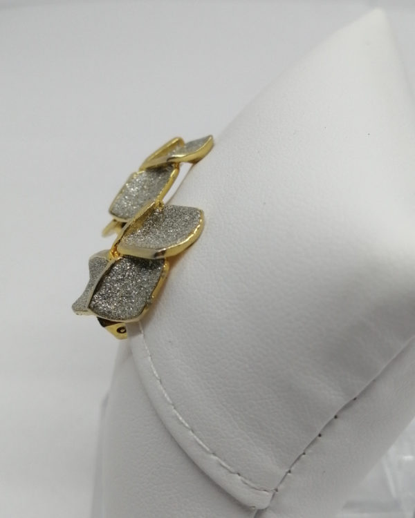 Boucles d'oreilles clip laiton, travail brossé argenté, 1960-70. – Image 2