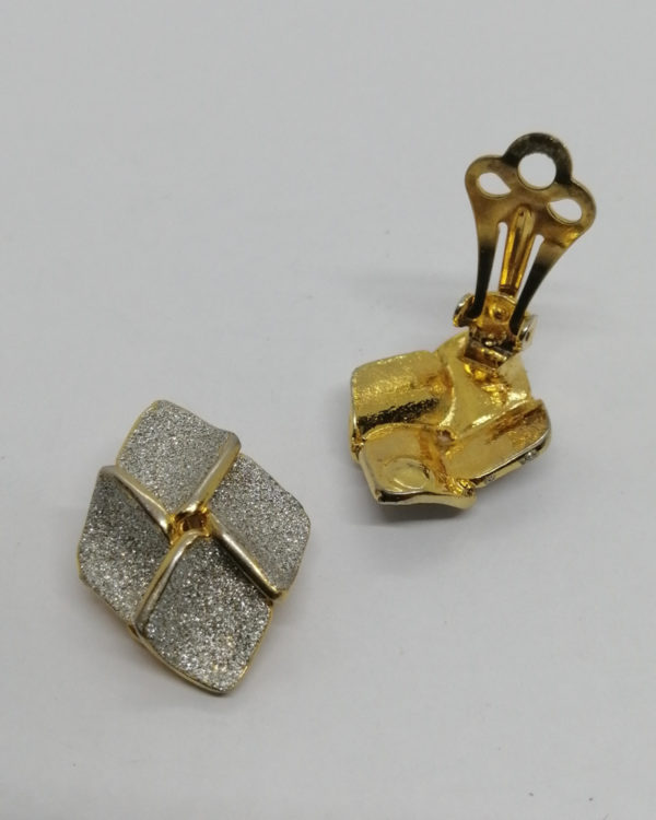 Boucles d'oreilles clip laiton, travail brossé argenté, 1960-70. – Image 3