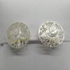 Boucles d'oreilles clip, fermoir laiton, bouton de nacre sculpté d'une fleur, vers 1900-25.