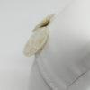 Boucles d'oreilles clip, fermoir laiton, bouton de nacre sculpté d'une fleur, vers 1900-25. – Image 2