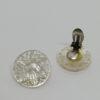 Boucles d'oreilles clip, fermoir laiton, bouton de nacre sculpté d'une fleur, vers 1900-25. – Image 3
