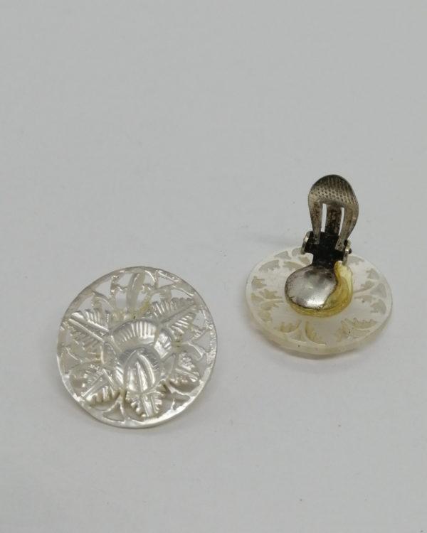 Boucles d'oreilles clip, fermoir laiton, bouton de nacre sculpté d'une fleur, vers 1900-25. – Image 3