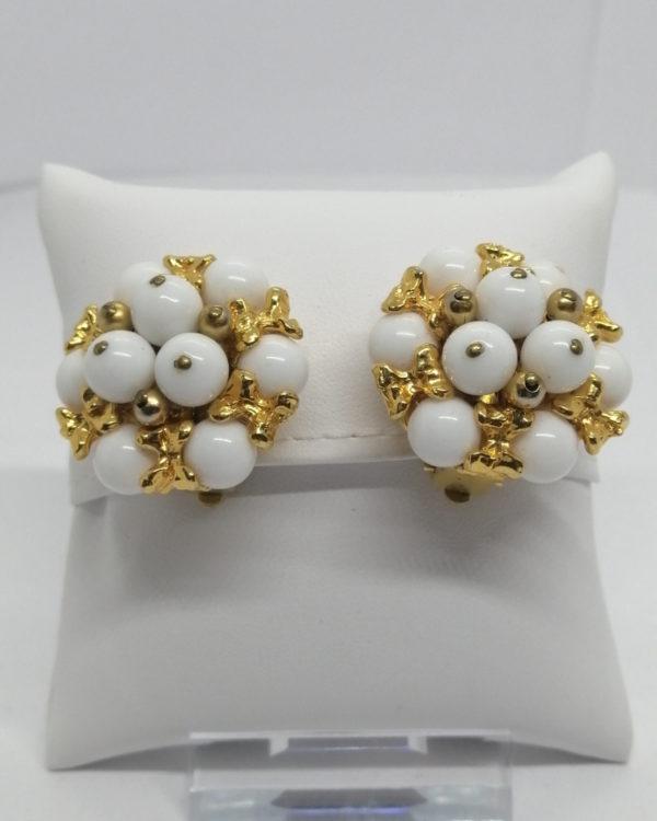 Boucles d'oreilles clip, monture laiton et boules de pâte de verre blanche.