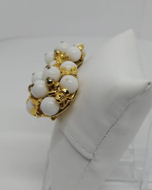 Boucles d'oreilles clip, monture laiton et boules de pâte de verre blanche. – Image 2