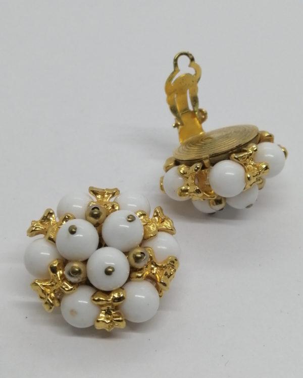 Boucles d'oreilles clip, monture laiton et boules de pâte de verre blanche. – Image 3