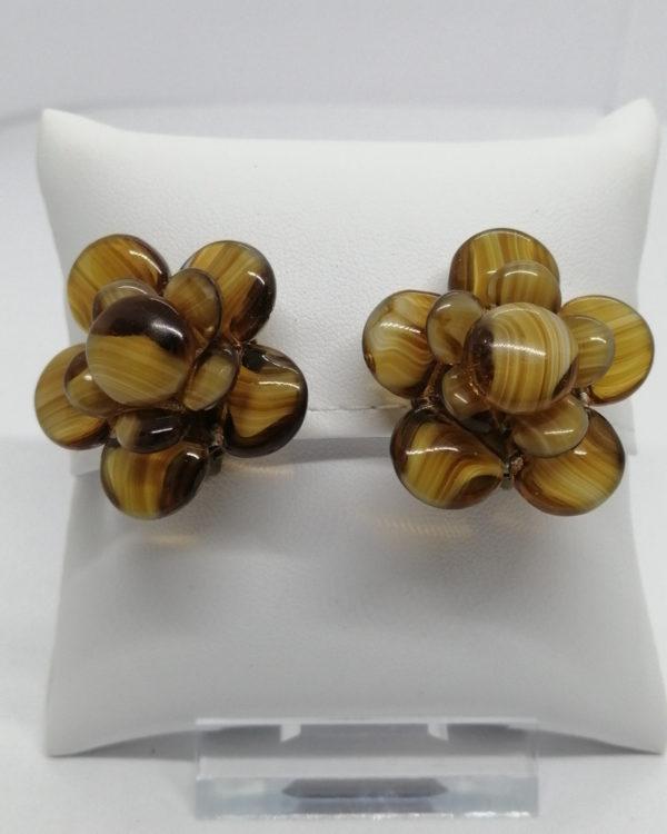 Boucles d'oreilles clip, laiton, et pastilles de verre couleur caramel.