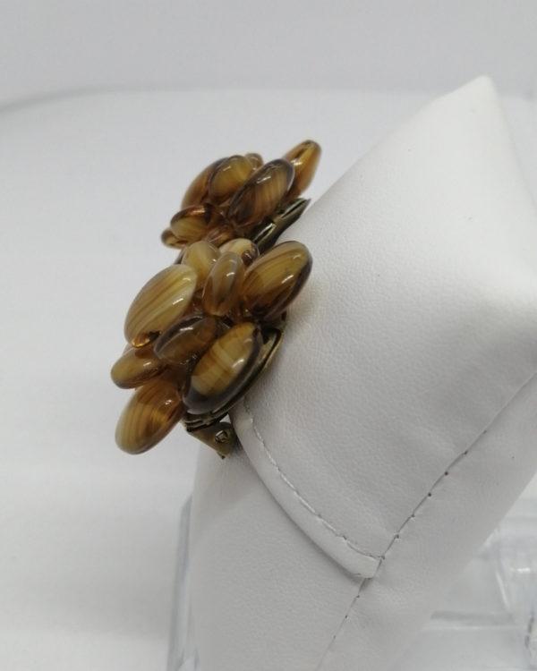 Boucles d'oreilles clip, laiton, et pastilles de verre couleur caramel. – Image 2