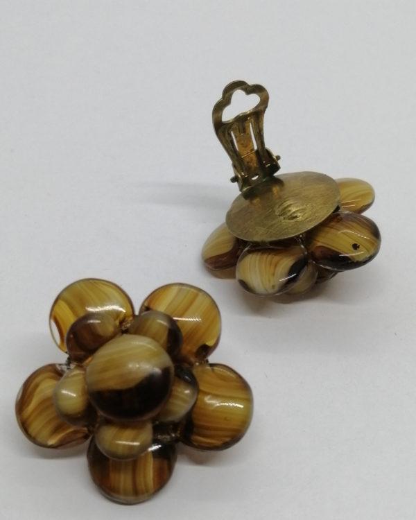 Boucles d'oreilles clip, laiton, et pastilles de verre couleur caramel. – Image 3