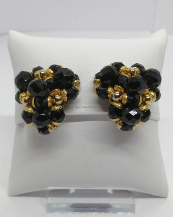 Boucles d'oreilles clip, composition laiton et pâte de verre facetté noir.
