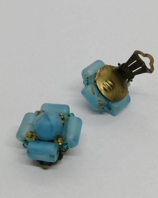 Boucles d'oreilles clip, laiton et pâte de verre bleu matifier. – Image 3