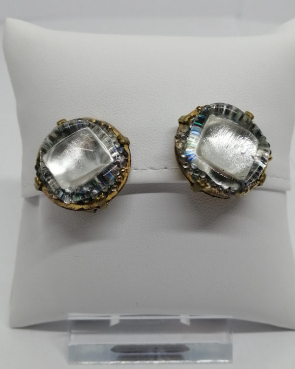 Boucles d'oreilles clip, cabochon de verre sur fond argenté.