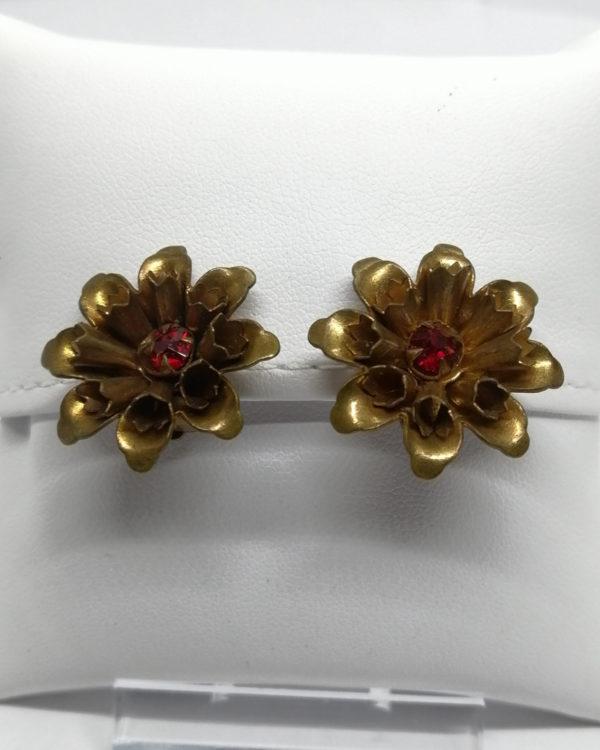Boucles d'oreilles clip, fleur en laiton et strass rouge, 1920-30.