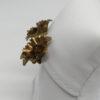 Boucles d'oreilles clip, fleur en laiton et strass rouge, 1920-30. – Image 2