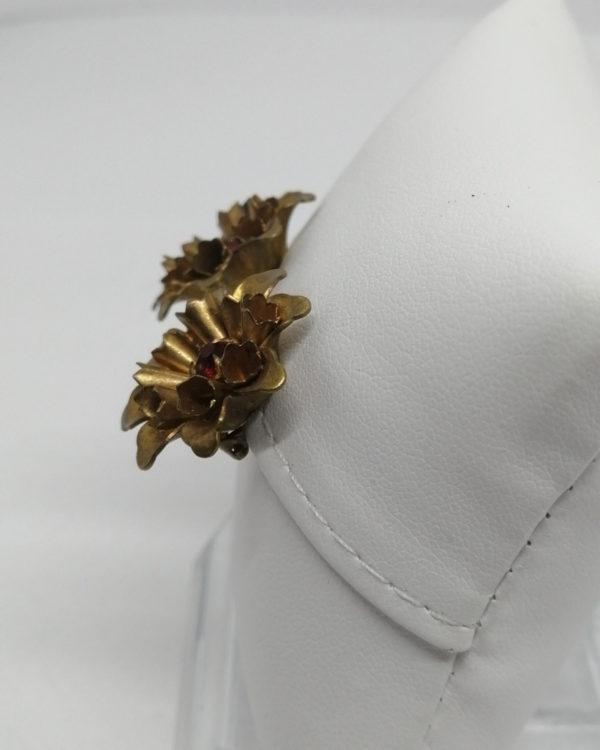 Boucles d'oreilles clip, fleur en laiton et strass rouge, 1920-30. – Image 2