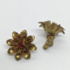 Boucles d'oreilles clip, fleur en laiton et strass rouge, 1920-30. – Image 3