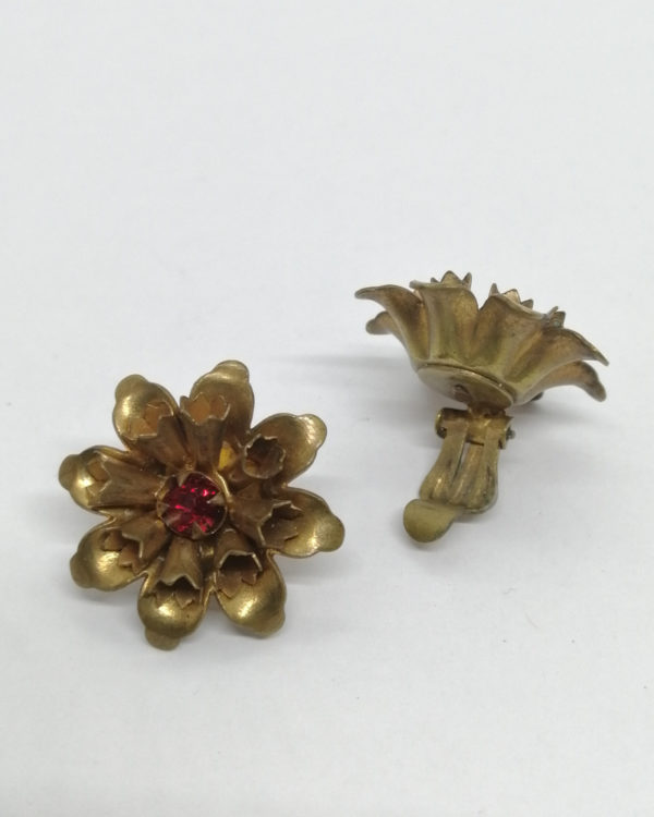 Boucles d'oreilles clip, fleur en laiton et strass rouge, 1920-30. – Image 3
