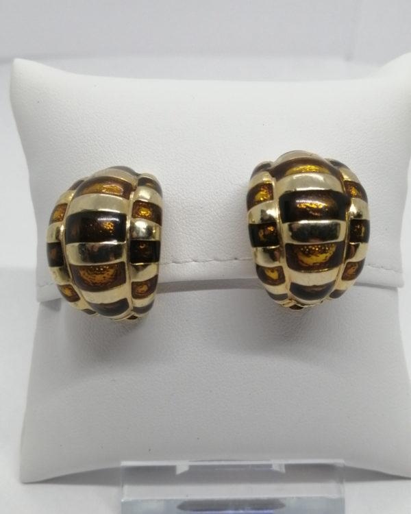 Boucles d'oreilles clip, en laiton et émail couleur ambre, 1960-70.