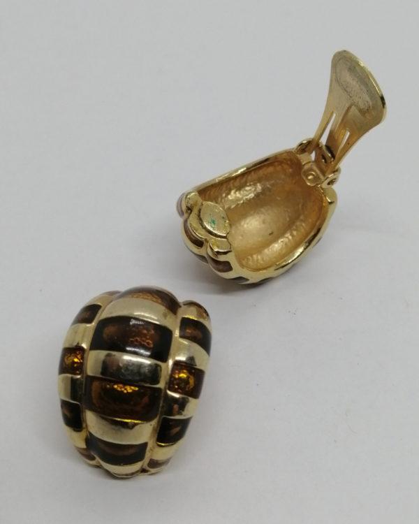 Boucles d'oreilles clip, en laiton et émail couleur ambre, 1960-70. – Image 3