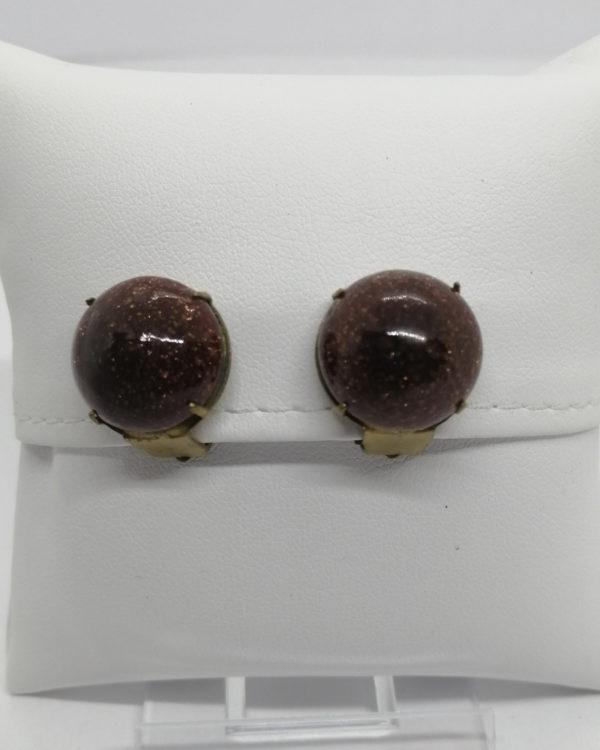 Boucles d'oreilles clip, cabochon de pâte de verre brune et paillettes.