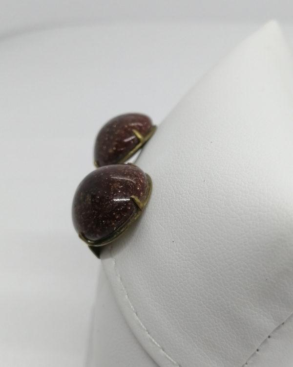 Boucles d'oreilles clip, cabochon de pâte de verre brune et paillettes. – Image 2
