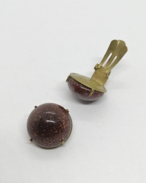 Boucles d'oreilles clip, cabochon de pâte de verre brune et paillettes. – Image 3