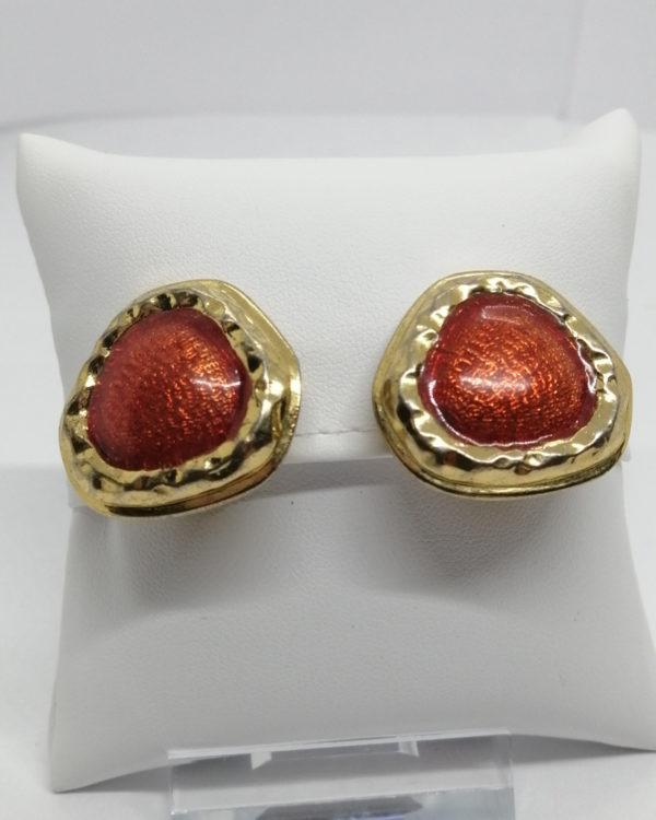 Boucles d'oreilles clip, en laiton jaune et émail rouge guilloché, vers 1960-80.
