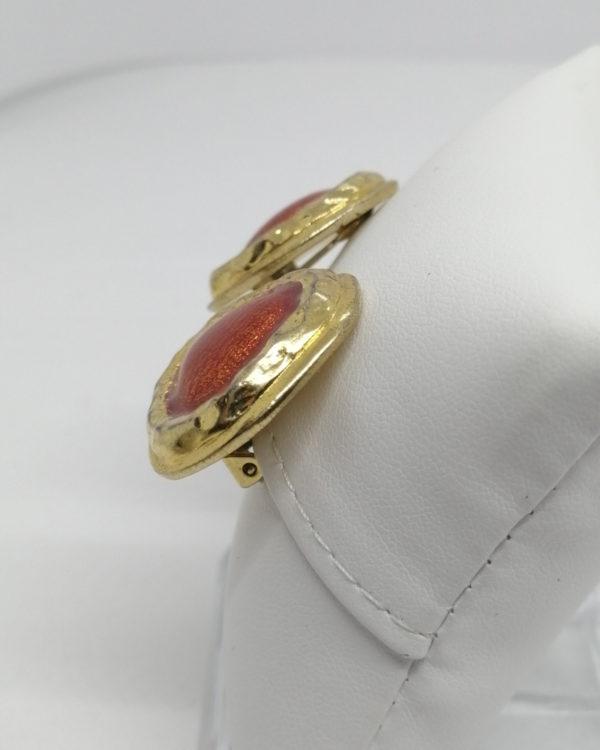 Boucles d'oreilles clip, en laiton jaune et émail rouge guilloché, vers 1960-80. – Image 2