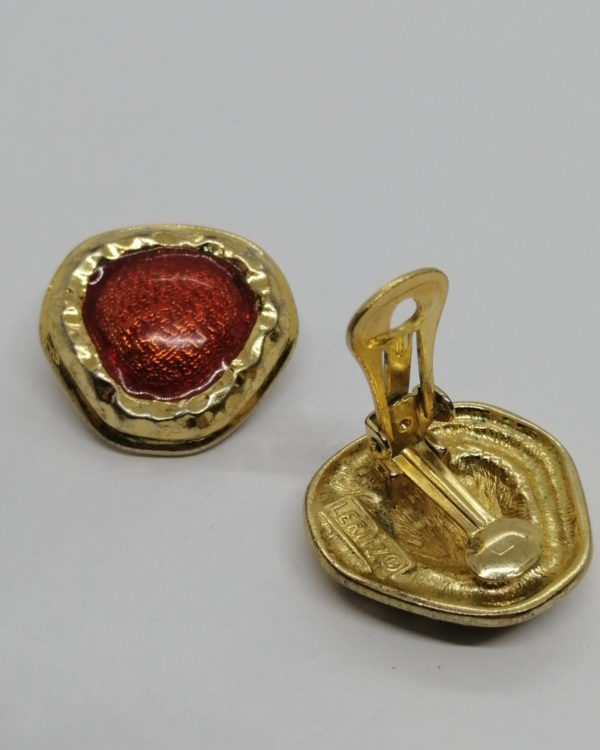 Boucles d'oreilles clip, en laiton jaune et émail rouge guilloché, vers 1960-80. – Image 3