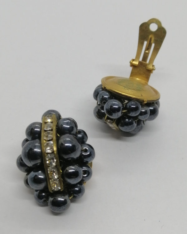Boucles d'oreilles clip laiton, boules d'hématite et strass blanc. – Image 3