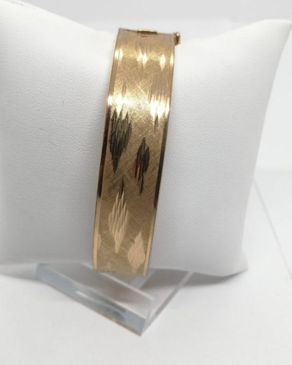Bracelet, jonc plaqué or, sur fond brossé et guilloché des motifs à facettes, 1940-50. – Image 2