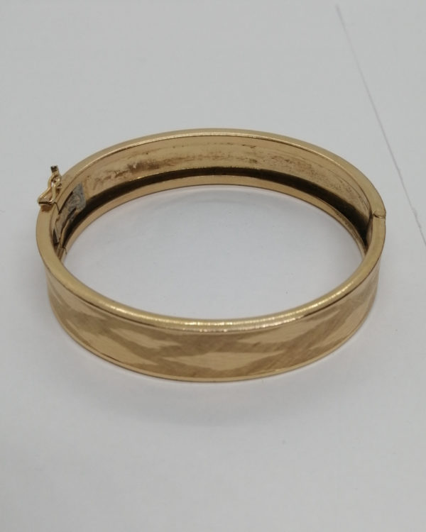 Bracelet, jonc plaqué or, sur fond brossé et guilloché des motifs à facettes, 1940-50. – Image 3