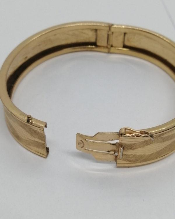 Bracelet, jonc plaqué or, sur fond brossé et guilloché des motifs à facettes, 1940-50. – Image 4