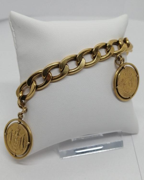 Bracelet plaqué or, signé de la marque Française Murat, avec trois breloques, 1930-40.