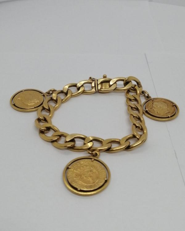 Bracelet plaqué or, signé de la marque Française Murat, avec trois breloques, 1930-40. – Image 2