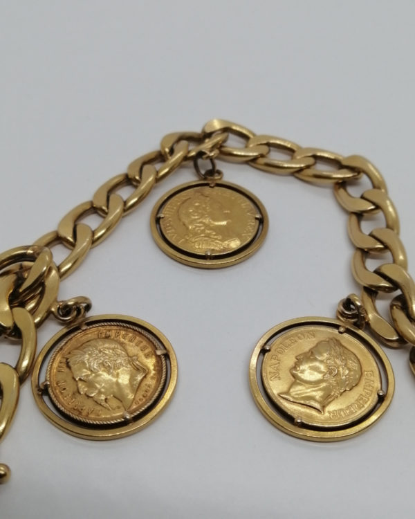 Bracelet plaqué or, signé de la marque Française Murat, avec trois breloques, 1930-40. – Image 3