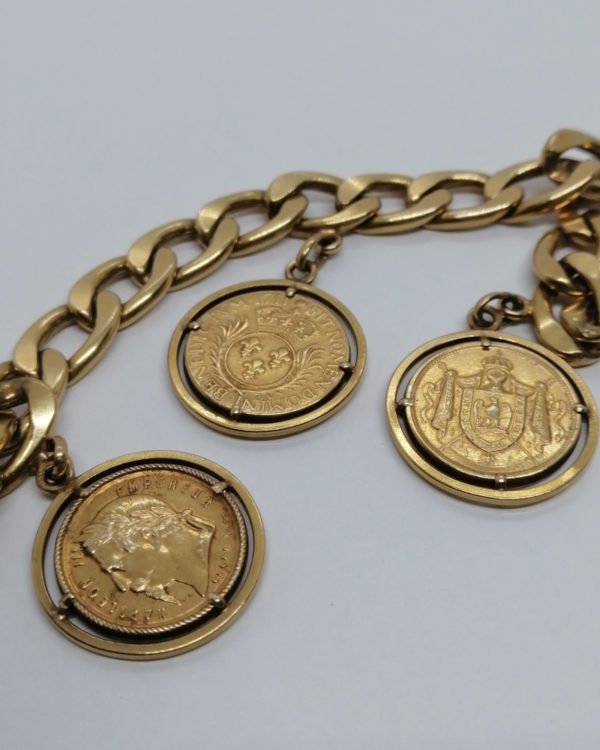 Bracelet plaqué or, signé de la marque Française Murat, avec trois breloques, 1930-40. – Image 4