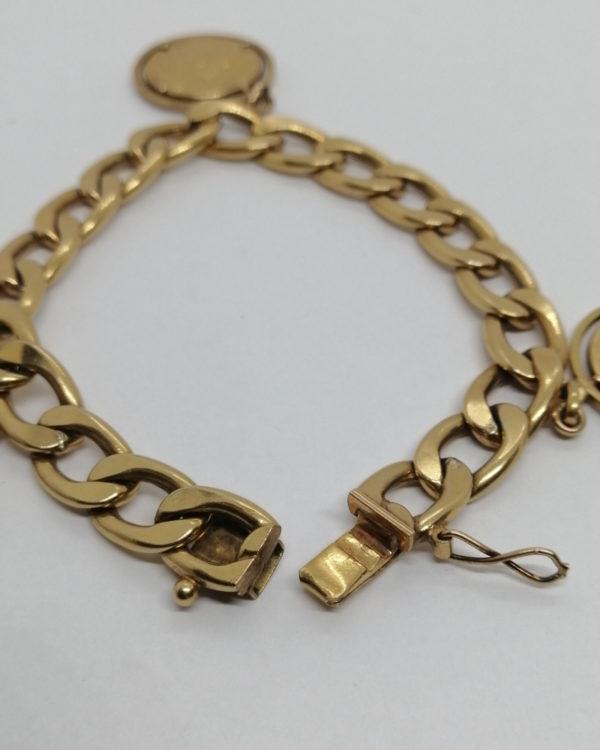 Bracelet plaqué or, signé de la marque Française Murat, avec trois breloques, 1930-40. – Image 5
