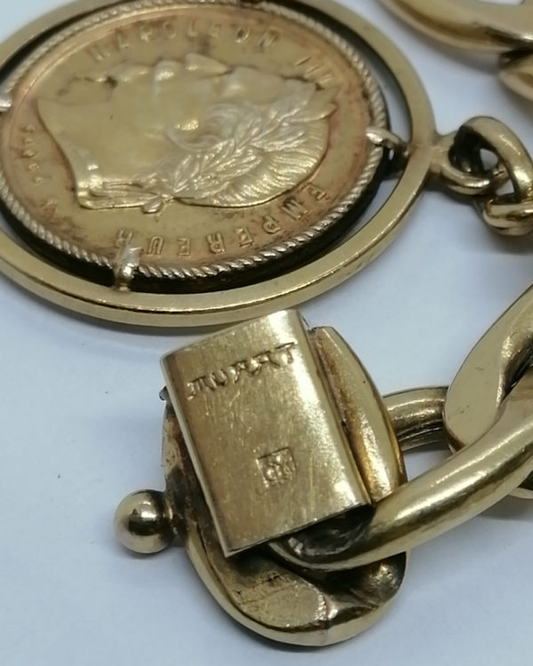 Bracelet plaqué or, signé de la marque Française Murat, avec trois breloques, 1930-40. – Image 6