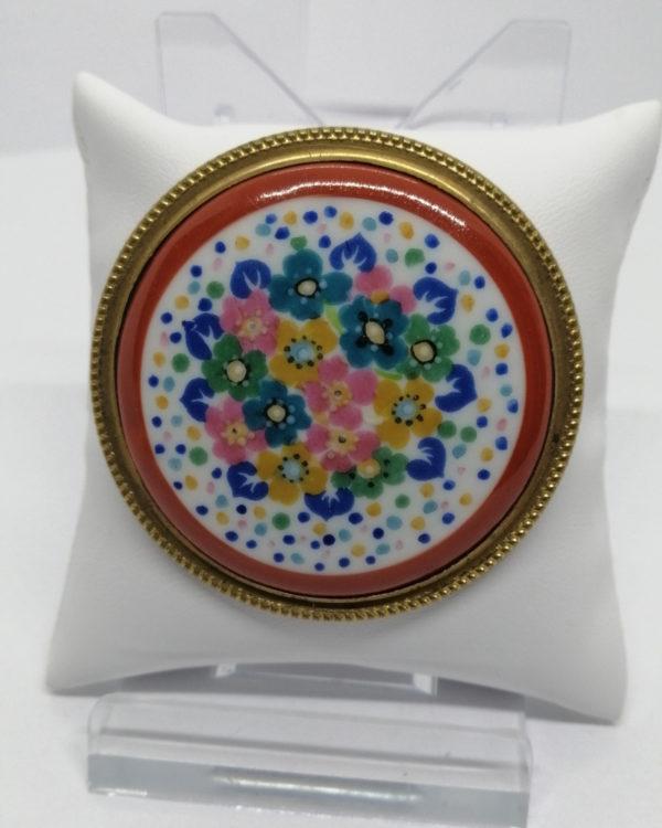 Broche ronde en porcelaine de Limoges, décor floral.