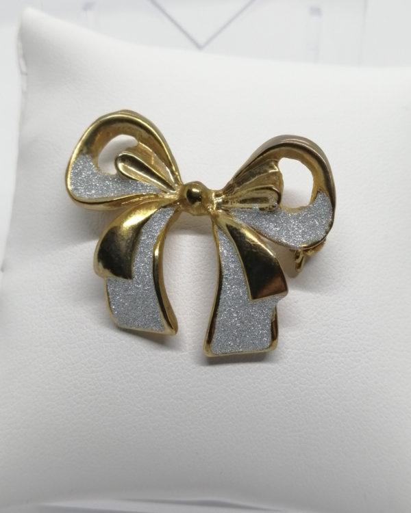 Broche laiton jaune, noeud ruban bicolore, 1940-50.