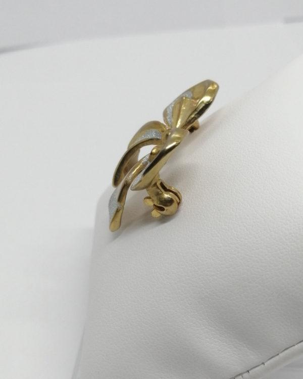 Broche laiton jaune, noeud ruban bicolore, 1940-50. – Image 2