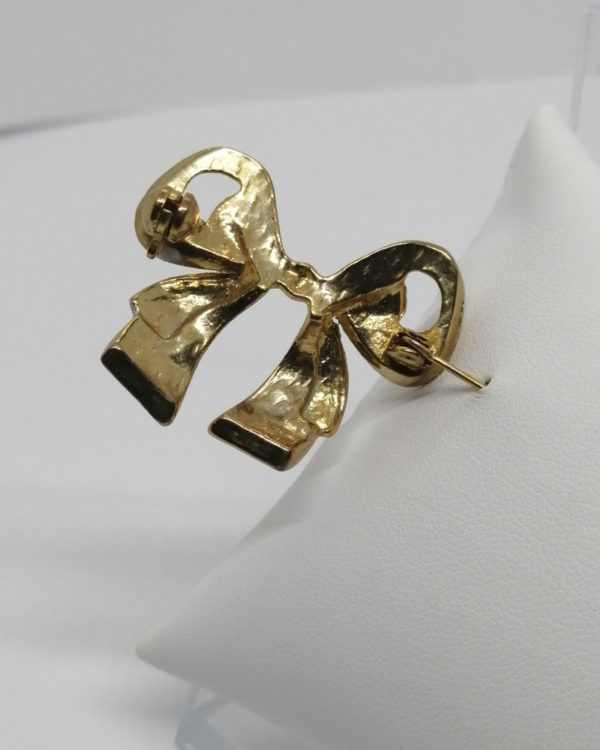 Broche laiton jaune, noeud ruban bicolore, 1940-50. – Image 3