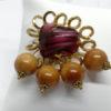 Broche laiton, cabochon de pâte verre et boules en bois, 1940-50.