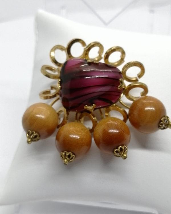 Broche laiton, cabochon de pâte verre et boules en bois, 1940-50.
